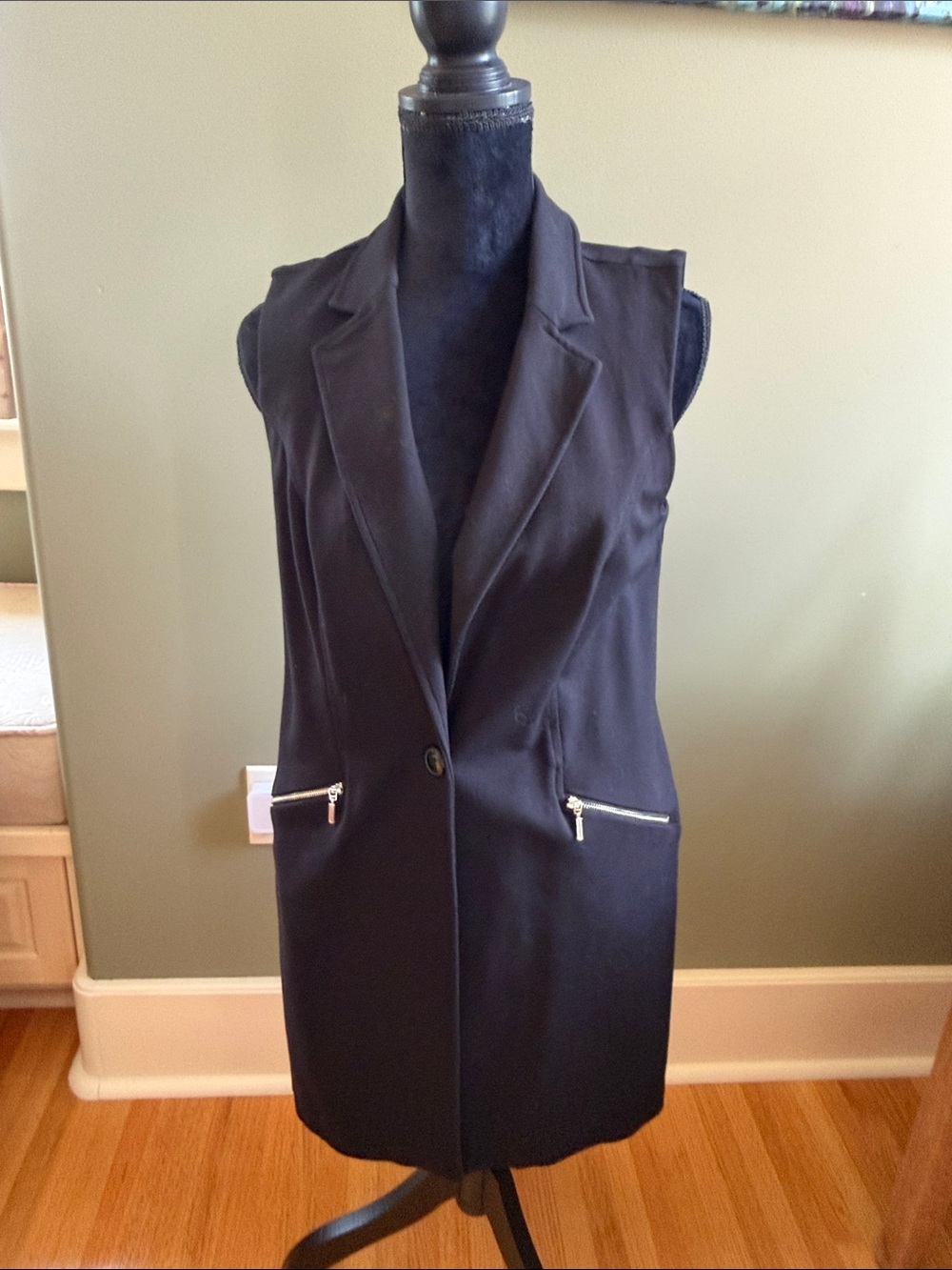 Sleeveless Long Black Blazer Vest with Zip Pockets